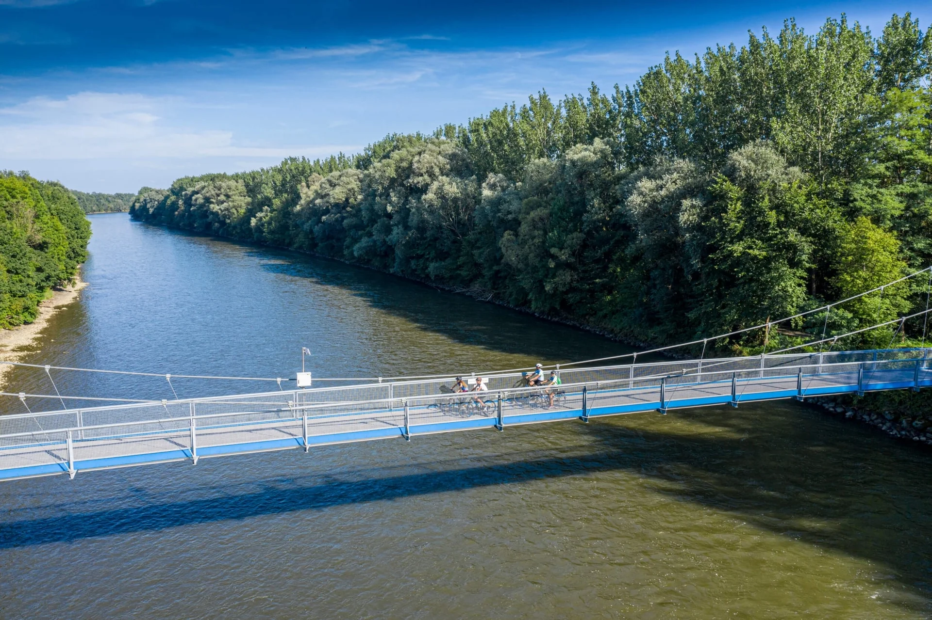 Fietspaden voor lange afstanden © TVB Region Bad Radkersburg - Pixelmaker.at Fietsers op een blauwe hangbrug over een rivier
