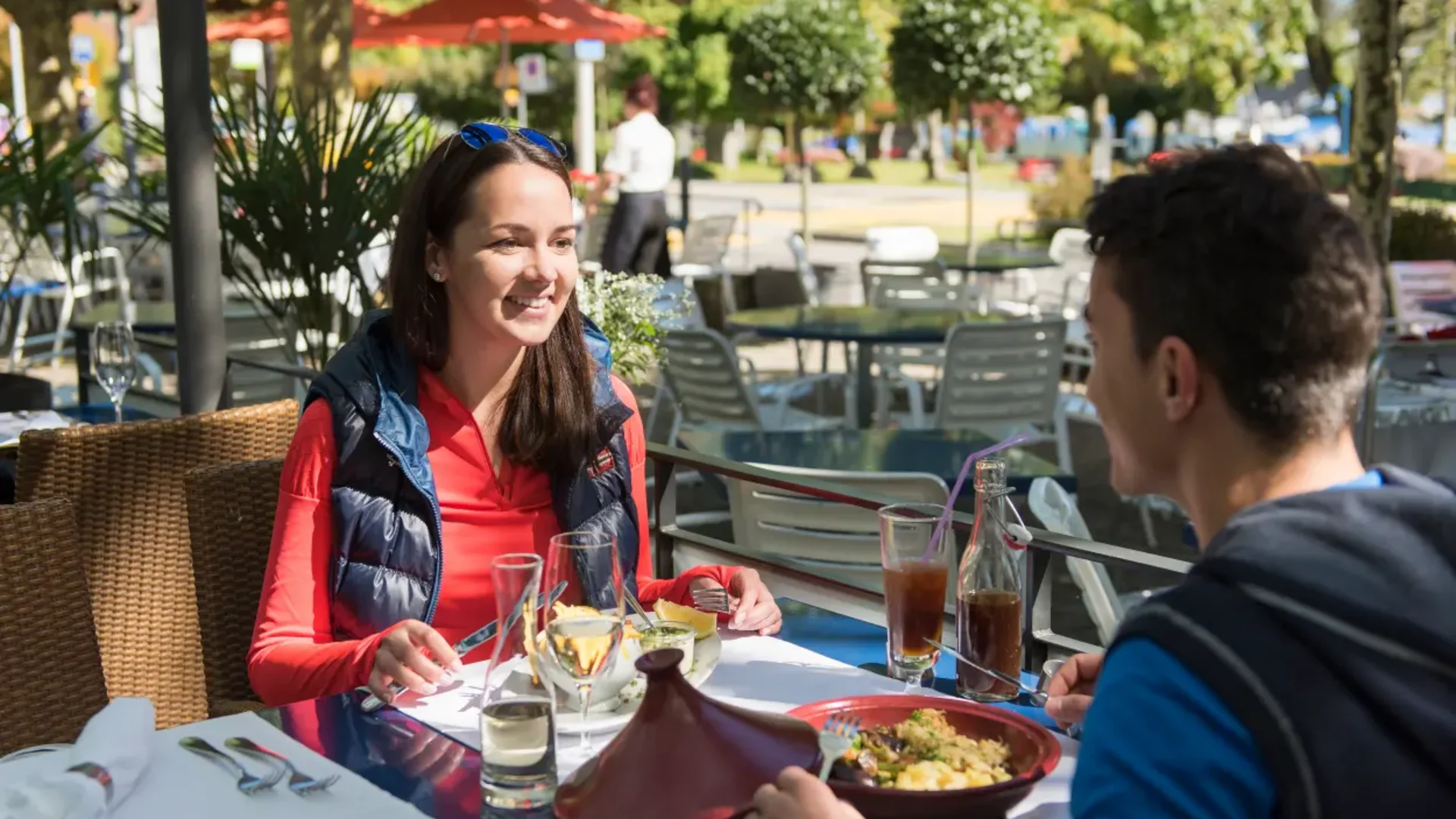 Twee mensen die overdag buiten in een restaurant eten