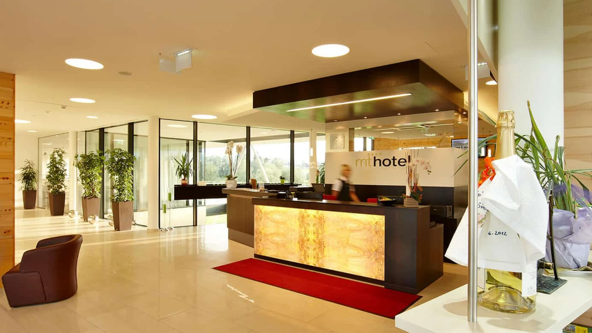 Lichte hotellobby met receptiebalie en informatiefolders