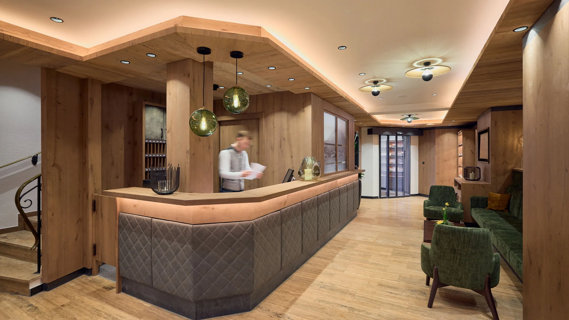 Gasthaus-Hotel Oberwirt **** © Julian Höck Moderne hotelreceptie met houten bekleding en groene zithoek