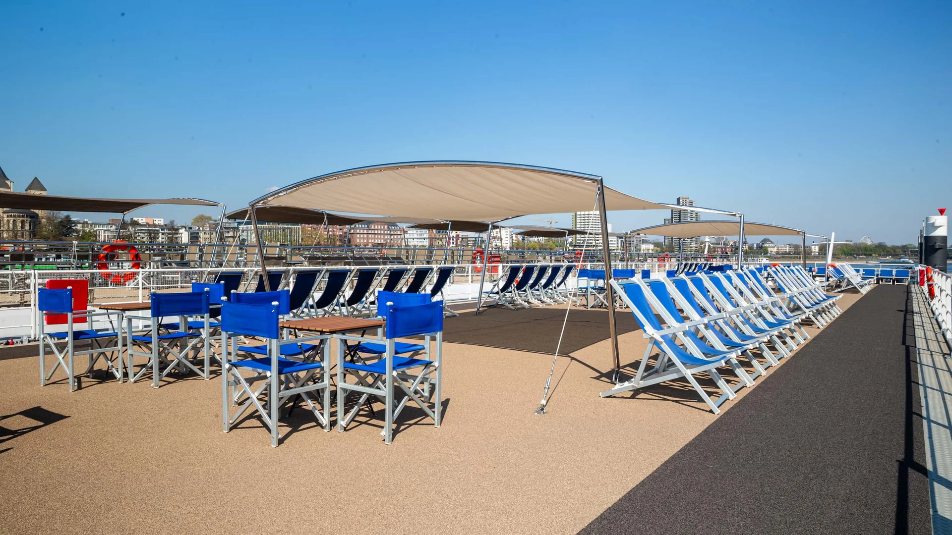 Cycle tour between Passau and Vienna © Rad+Reisen - Tobias Bayer Empty deck chairs and sunshades on a sun deck under clear sky
