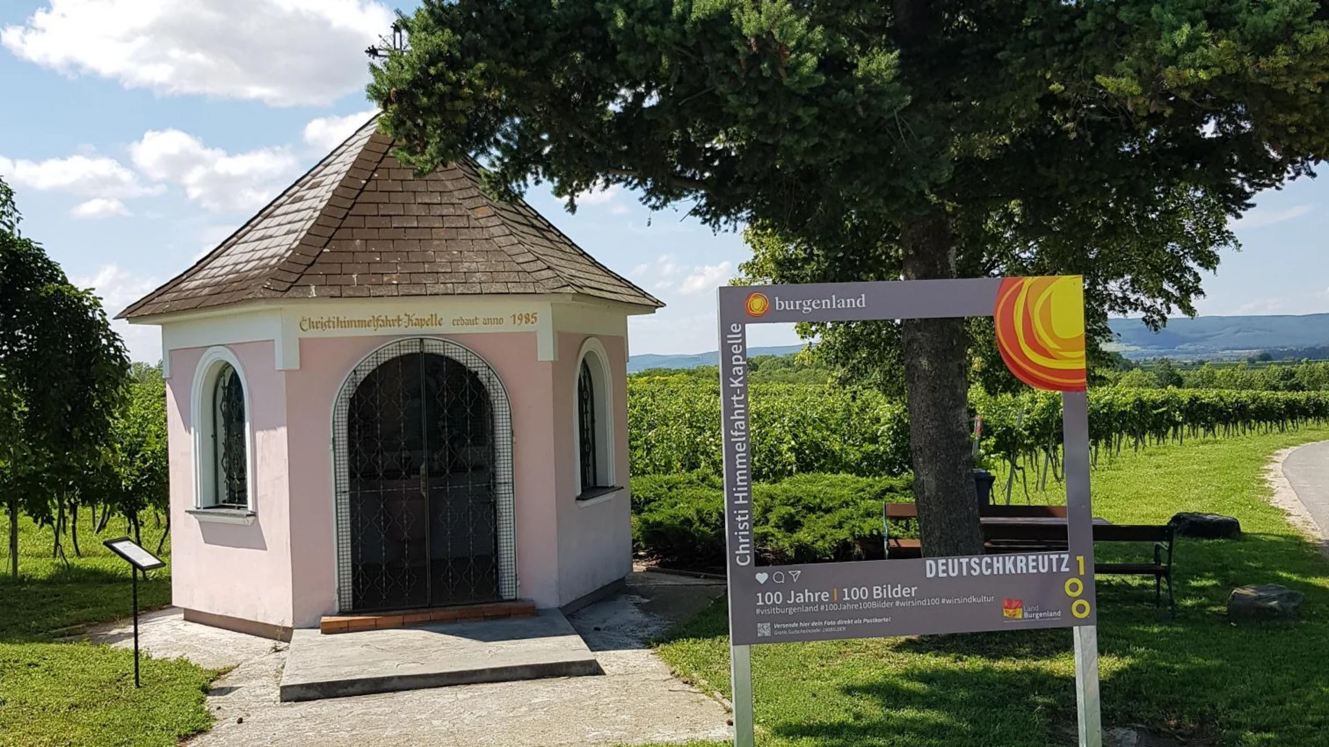 Christi Himmelfahrt kapel en fotolijst in groen park