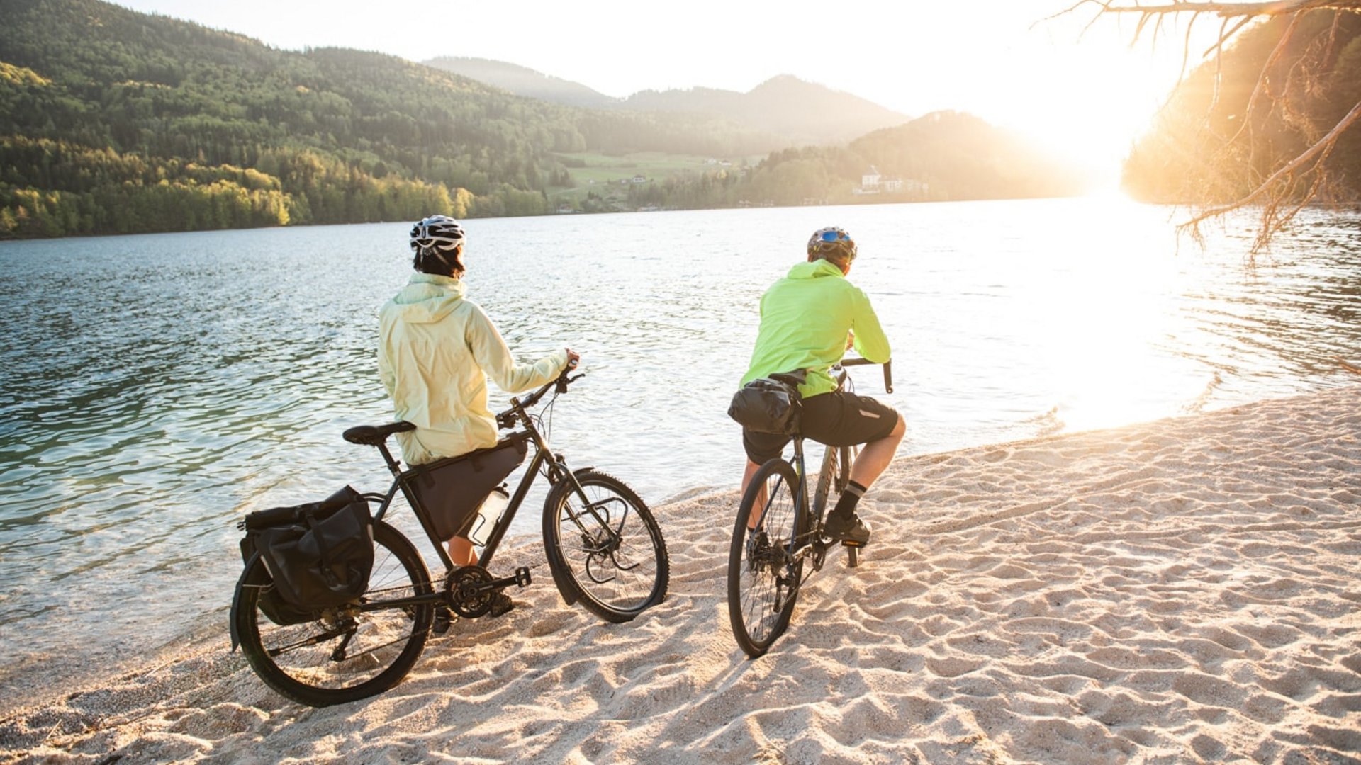 Schöffel © Zooom.at Two cyclists by lakeside at sunset