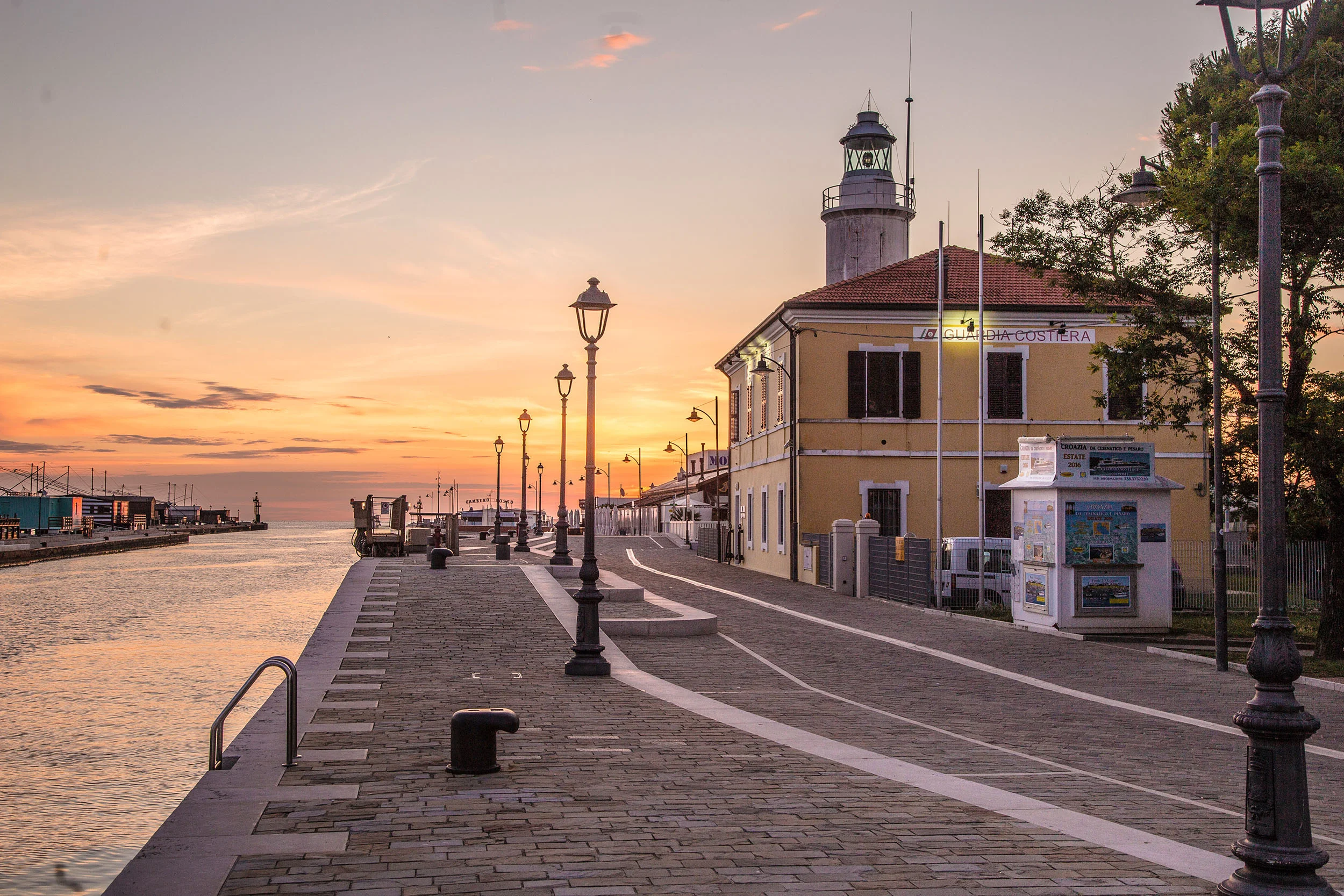 Emilia-Romagna © CBV Photo Hafenpromenade mit Leuchtturm bei Sonnenuntergang