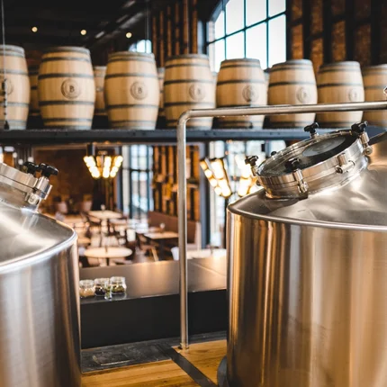 RVS brouwketels en houten vaten in een moderne brouwerij