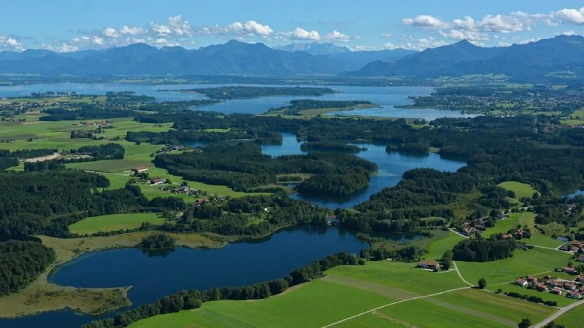 Luftaufnahme von Seen, Wäldern und Bergen bei klarem Himmel
