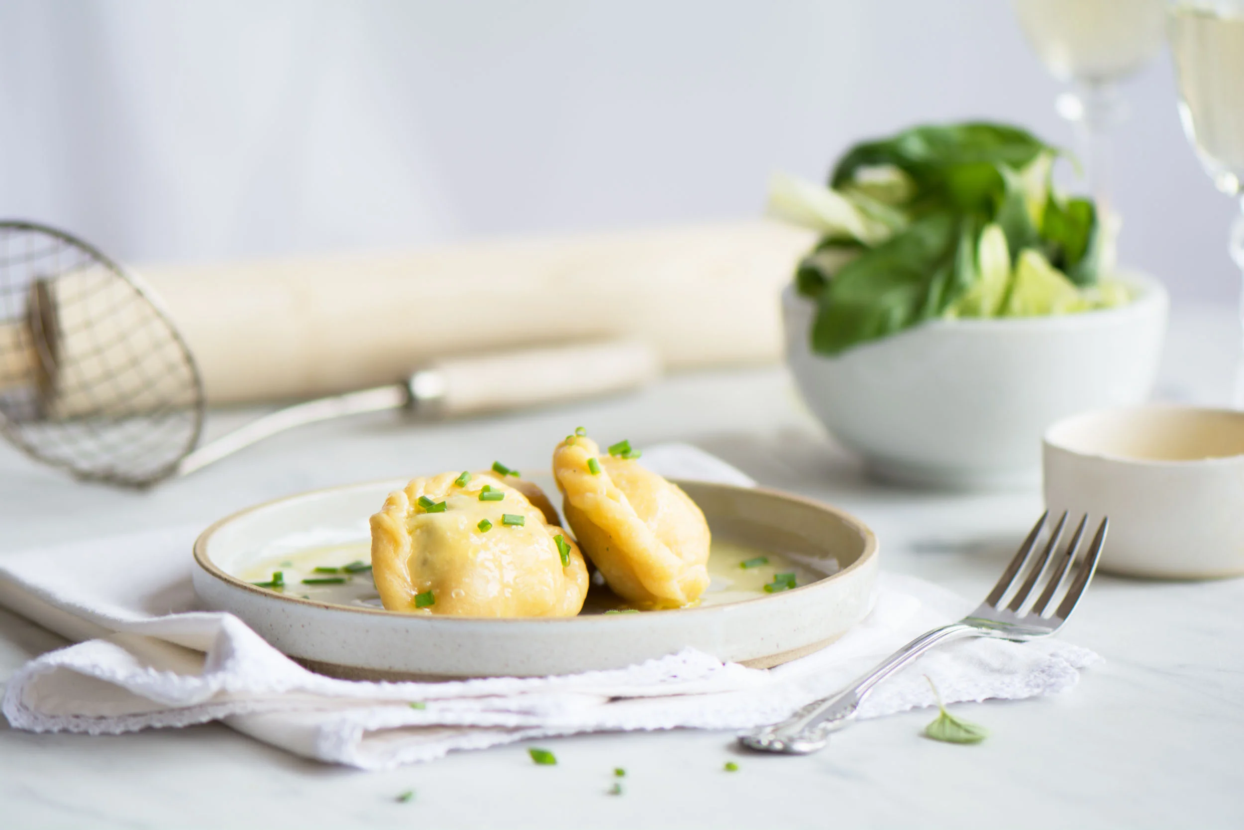Twee gevulde deegkussentjes met saus op een bord
