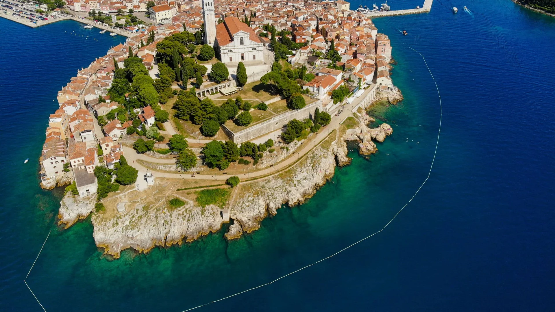 Luchtfoto van de oude binnenstad van Rovinj op een schiereiland in Kroatië
