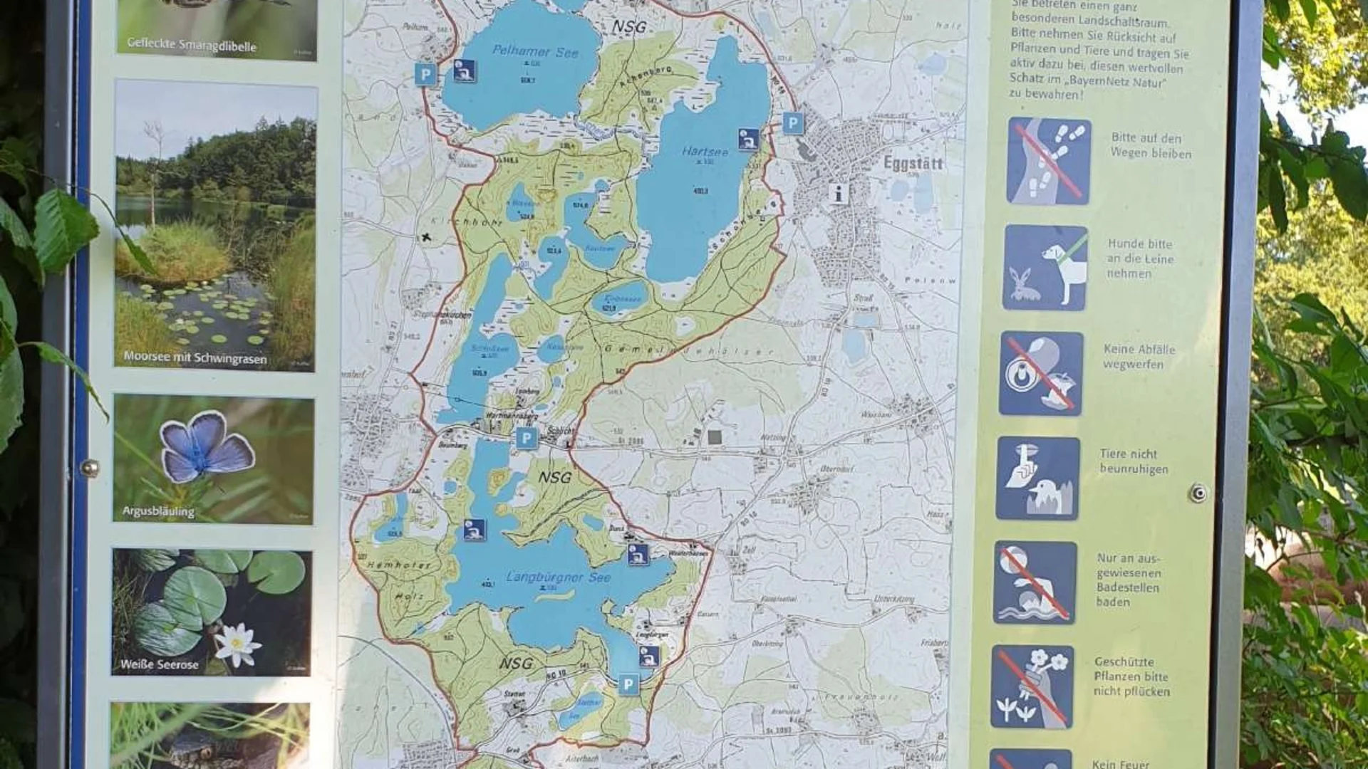 Karte und Regeln des Naturschutzgebiets bei Eggstätt mit Seen und Wanderwegen