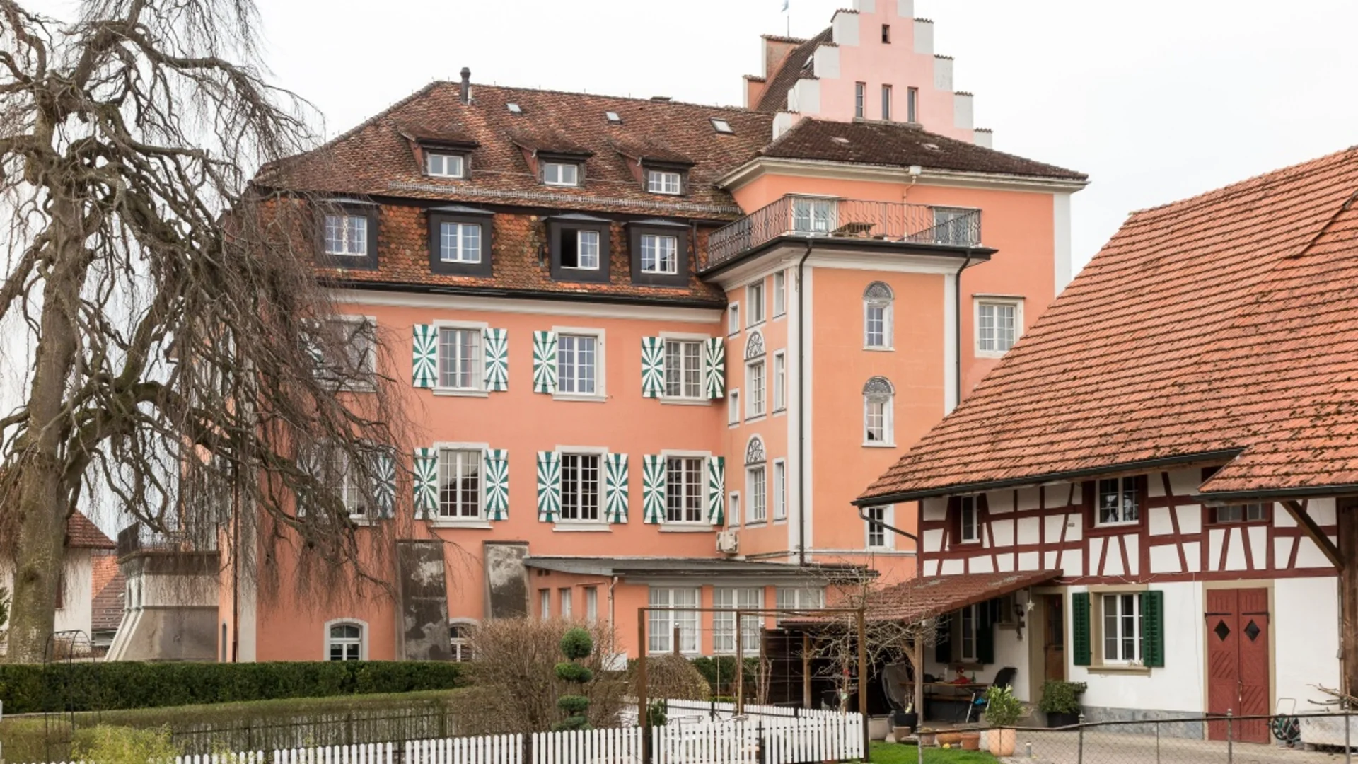 Tour detail © JoachimKohlerBremen Old building with red tiled roofs and white-green shutters