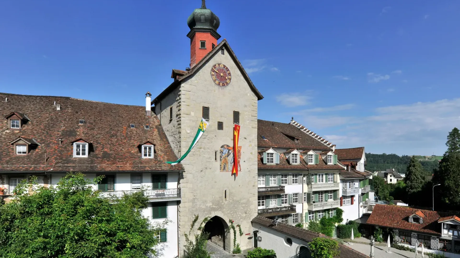 Historische stadspoort met kloktoren onder een heldere hemel