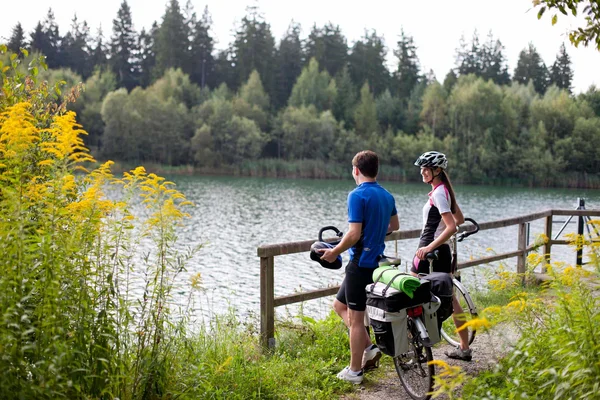 Von Genuss bis Rad im Murtal © Tom Lamm Zwei Radfahrer stehen am Seeufer und genießen die Aussicht