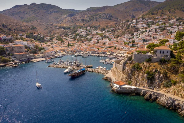 Kroatien: Entdecke das Land der 1001 Inseln mit Rad und Schiff! © Boat Bike Tours Luftaufnahme eines mediterranen Hafenorts mit Booten und Bergen im Hintergrund