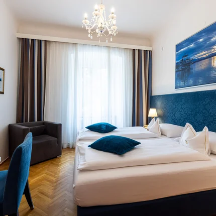 Modernes Hotelzimmer mit blauen Akzenten und Doppelbett