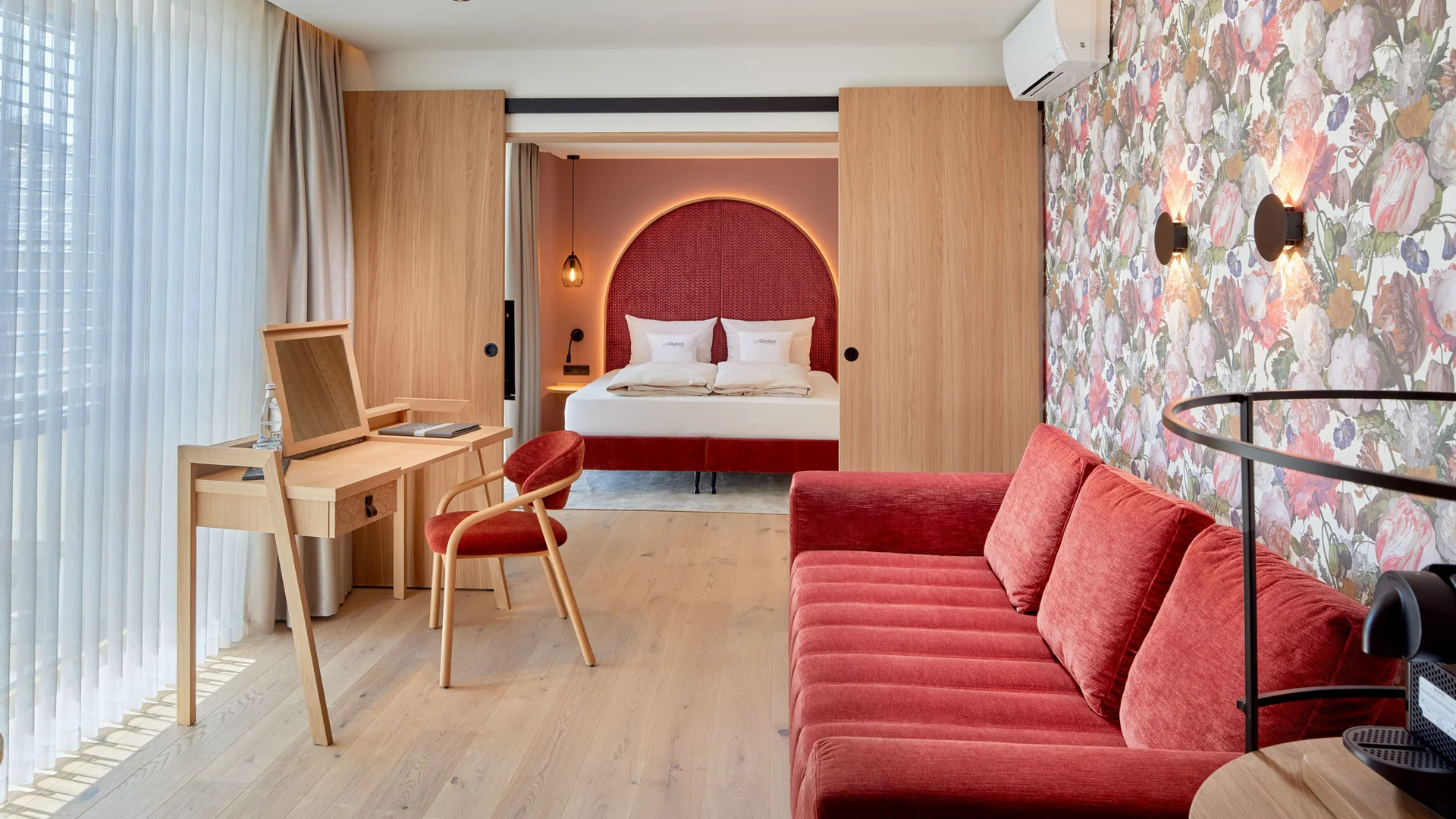 Garden & Spa Hotel das Götzfried **** © Michael Huber Fotographie Moderne hotelkamer met rode bank en tweepersoonsbed