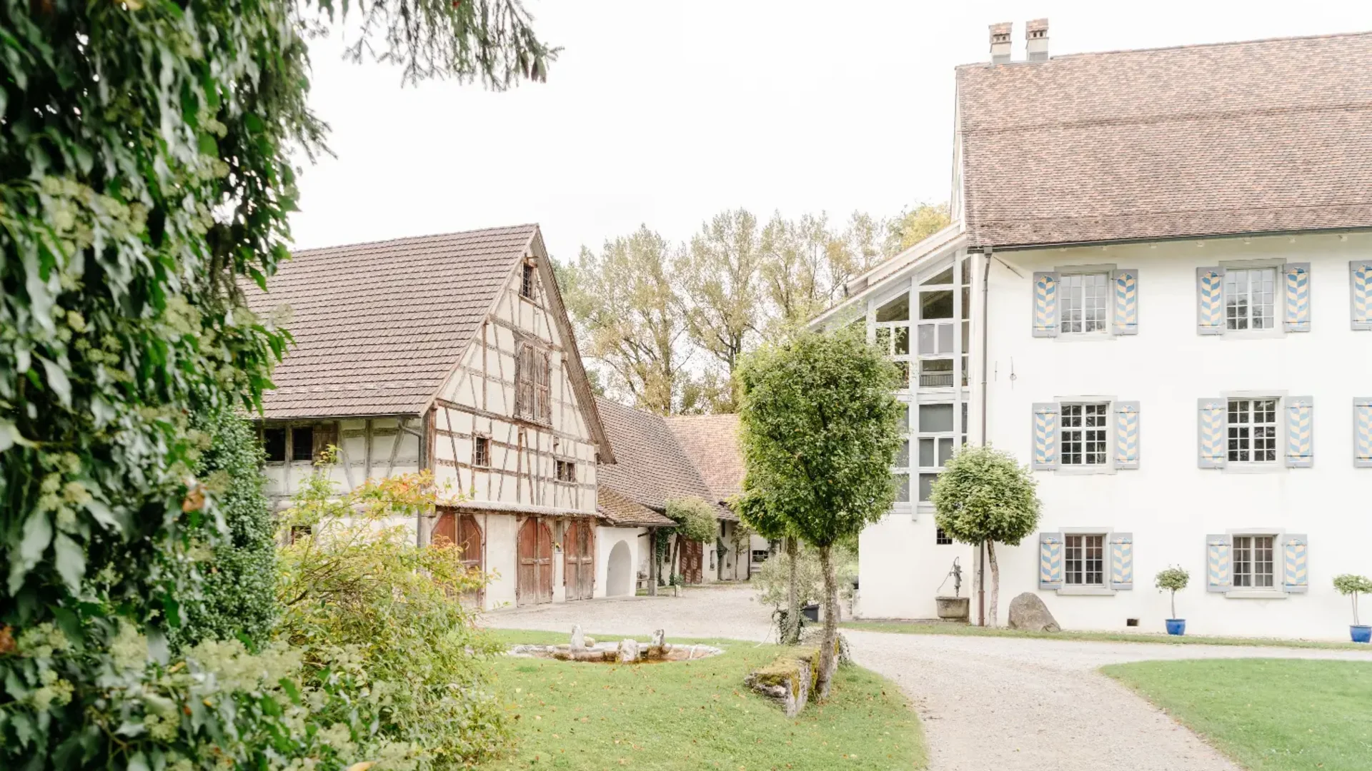 Tour detail © Gudrun Engeler Traditional half-timbered houses and a white house in a green landscape