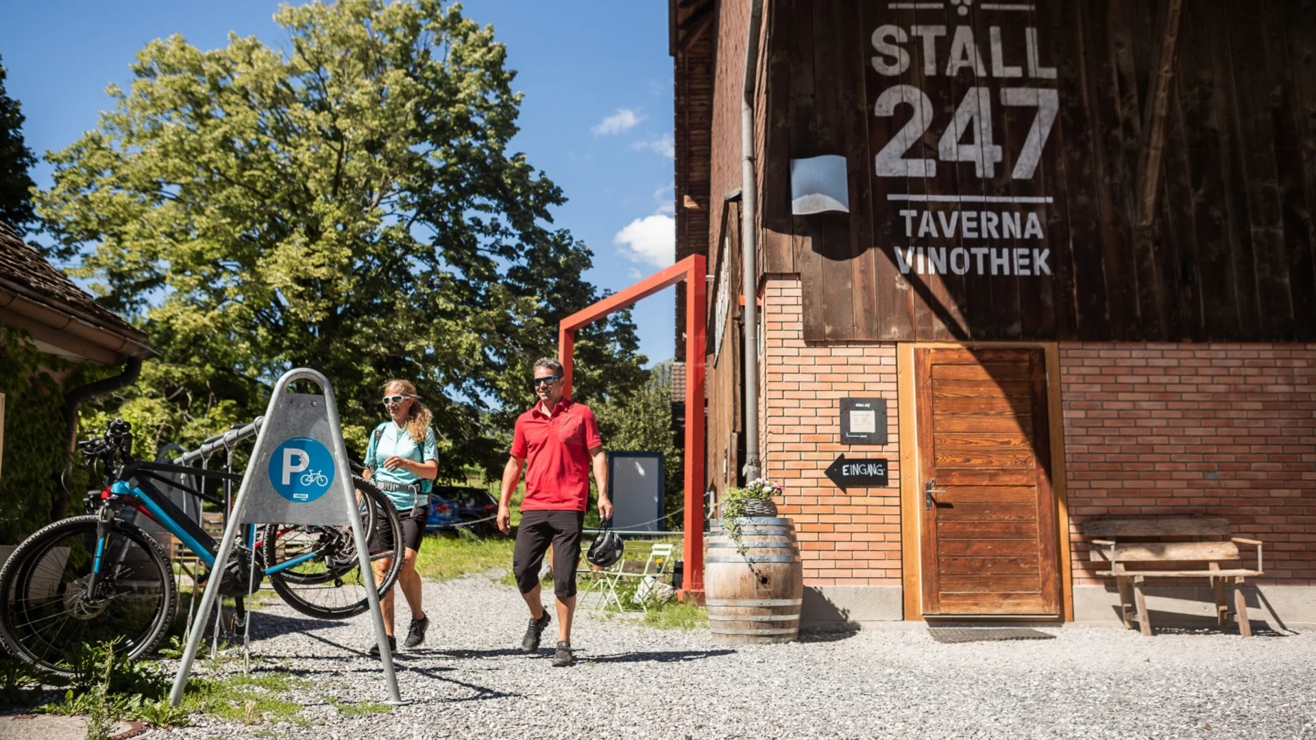 Fietsenstalling voor taverne en wijnwinkel Stall 247 op zonnige dag