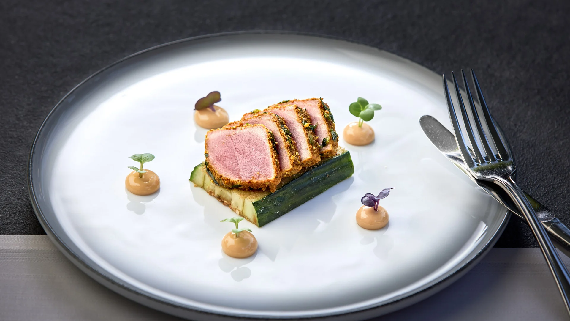 Garden & Spa Hotel das Götzfried **** © Michael Huber Fotographie Gourmetgerecht met plakjes roze vlees op komkommer en sausdruppels