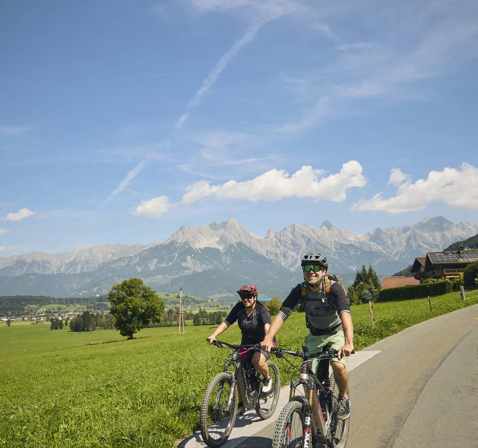 5 Gründe, warum Maishofen der Geheimtipp für Genussradler ist © TVB Maishofen Zwei Radfahrer fahren auf einer Straße mit Berglandschaft im Hintergrund