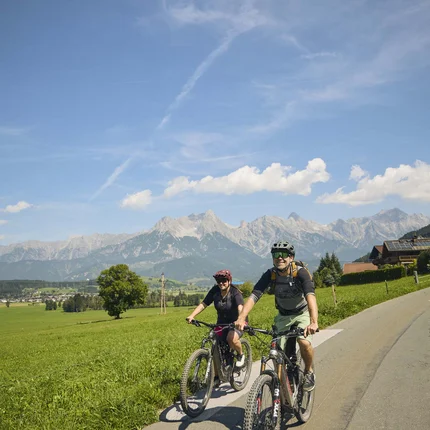5 Gründe, warum Maishofen der Geheimtipp für Genussradler ist © TVB Maishofen Zwei Radfahrer fahren auf einer Straße mit Berglandschaft im Hintergrund