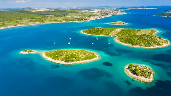 Kroatien: Entdecke das Land der 1001 Inseln mit Rad und Schiff! © Boat Bike Tours Luftaufnahme von Inseln und blauem Wasser mit Segelbooten an der Küste