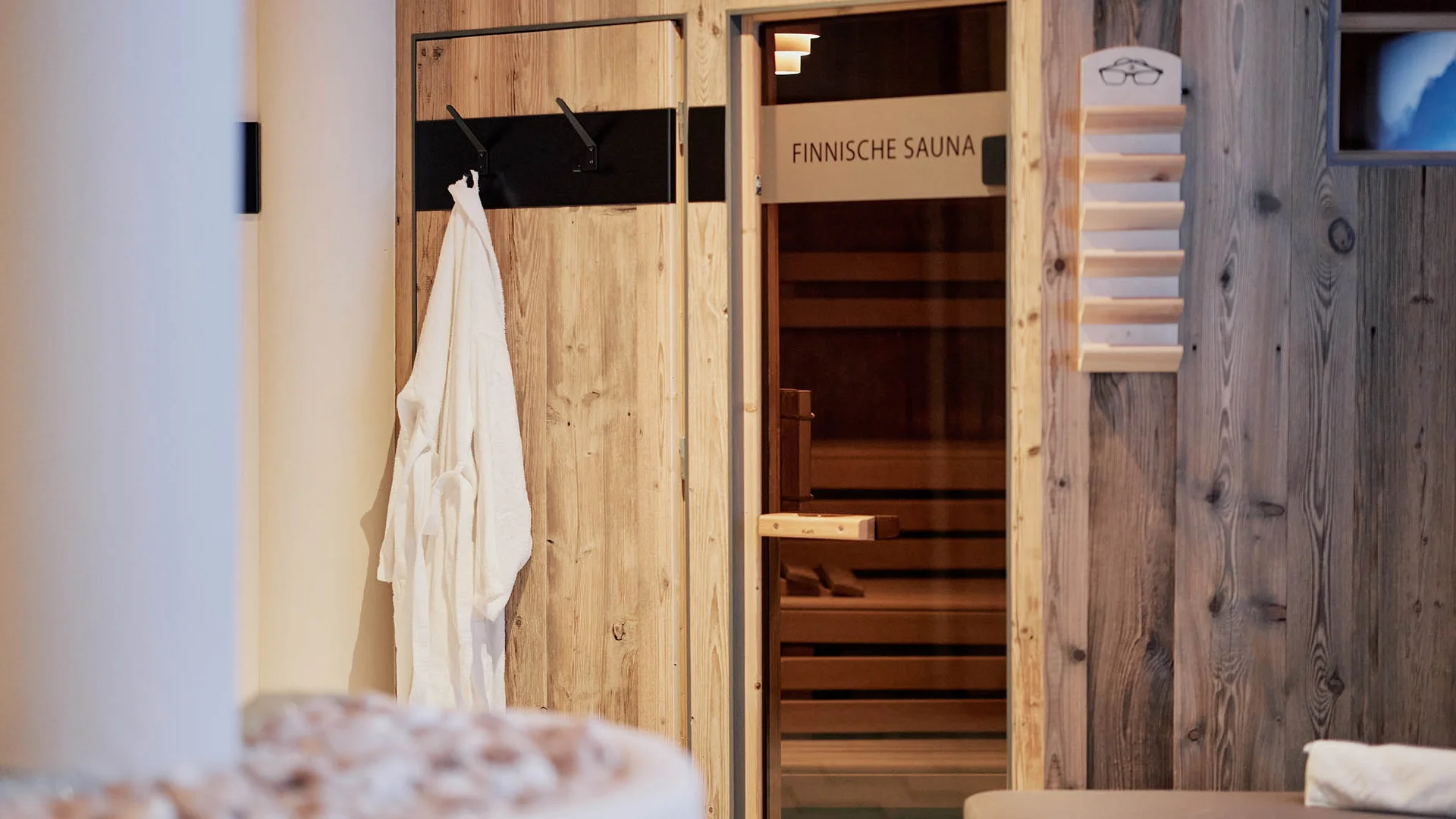 Gasthaus-Hotel Oberwirt **** © Julian Höck Ingang van Finse sauna met badjas aan houten muur