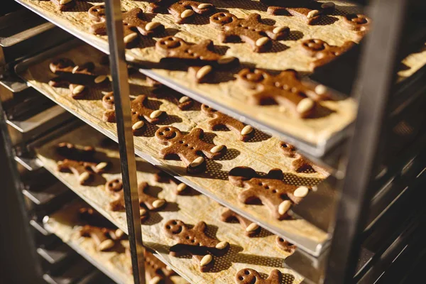 Seckauer Lebkuchen © Michael Königshofer Backbleche mit Lebkuchenmännern im Ofen