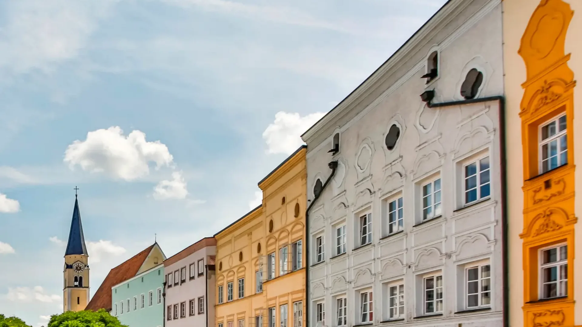 Bunte historische Gebäude und Kirchturm in einer europäischen Stadt
