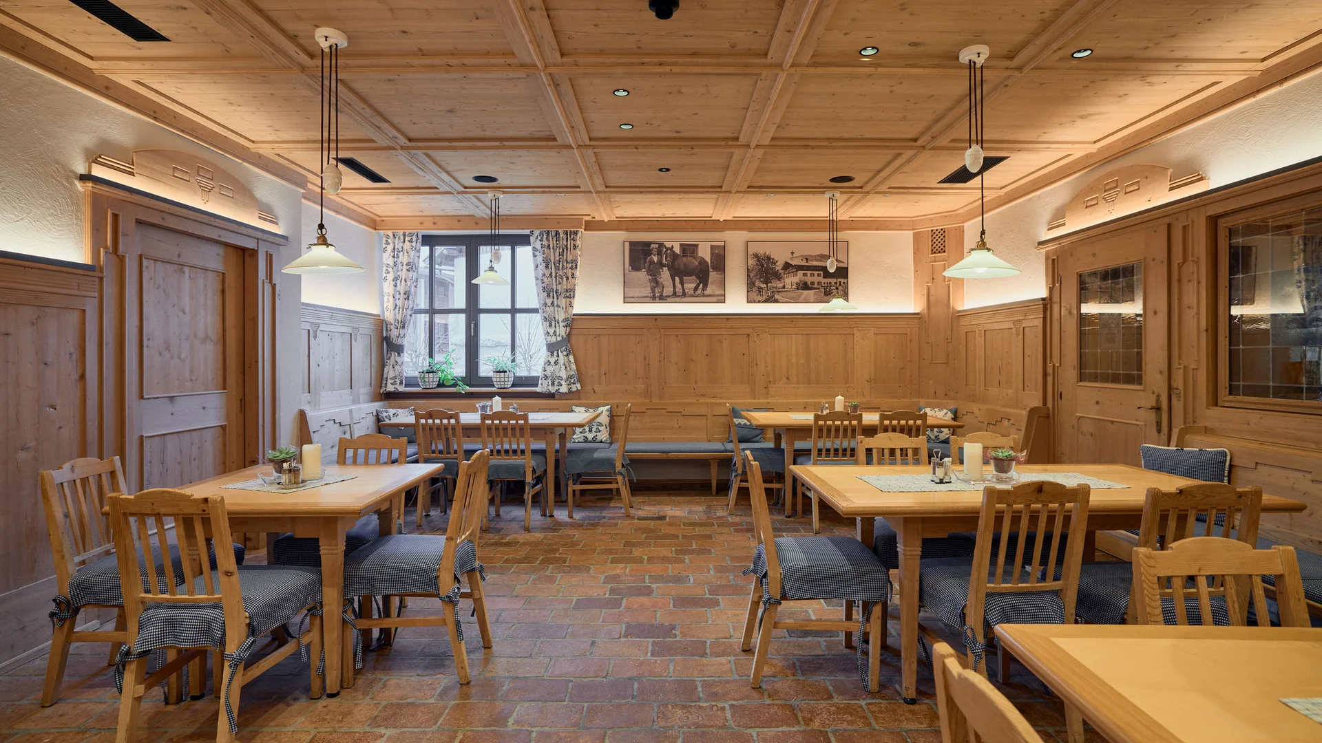 Gasthaus-Hotel Oberwirt **** © Julian Höck Gezellige eetkamer met houten tafels, stoelen en warme verlichting