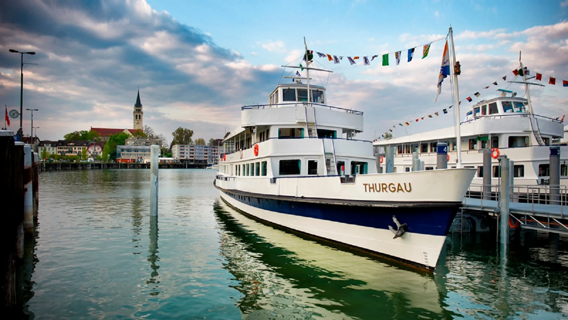Witte passagiersboten aangemeerd in haven bij bewolkte hemel