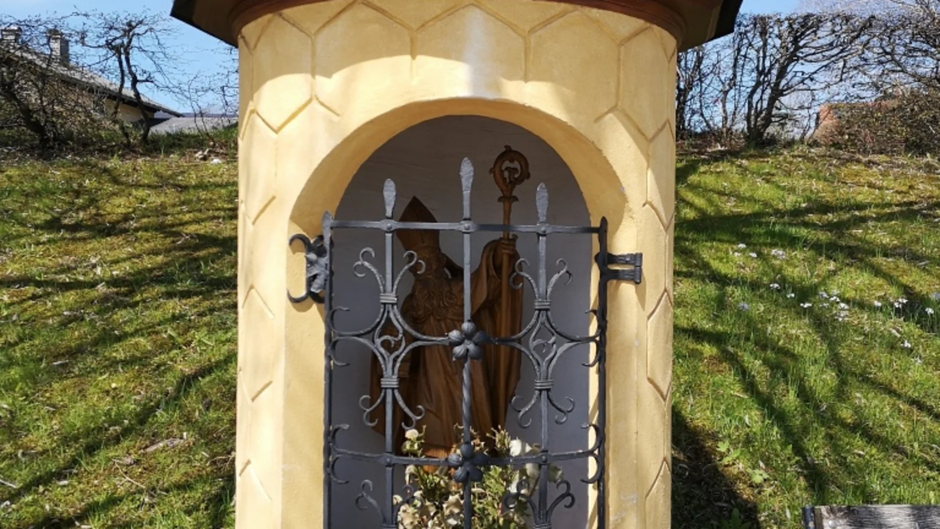 Tour-Detail © Bettina Bauer kleines religiöses Denkmal mit Statue und Eisenzaun im Freien