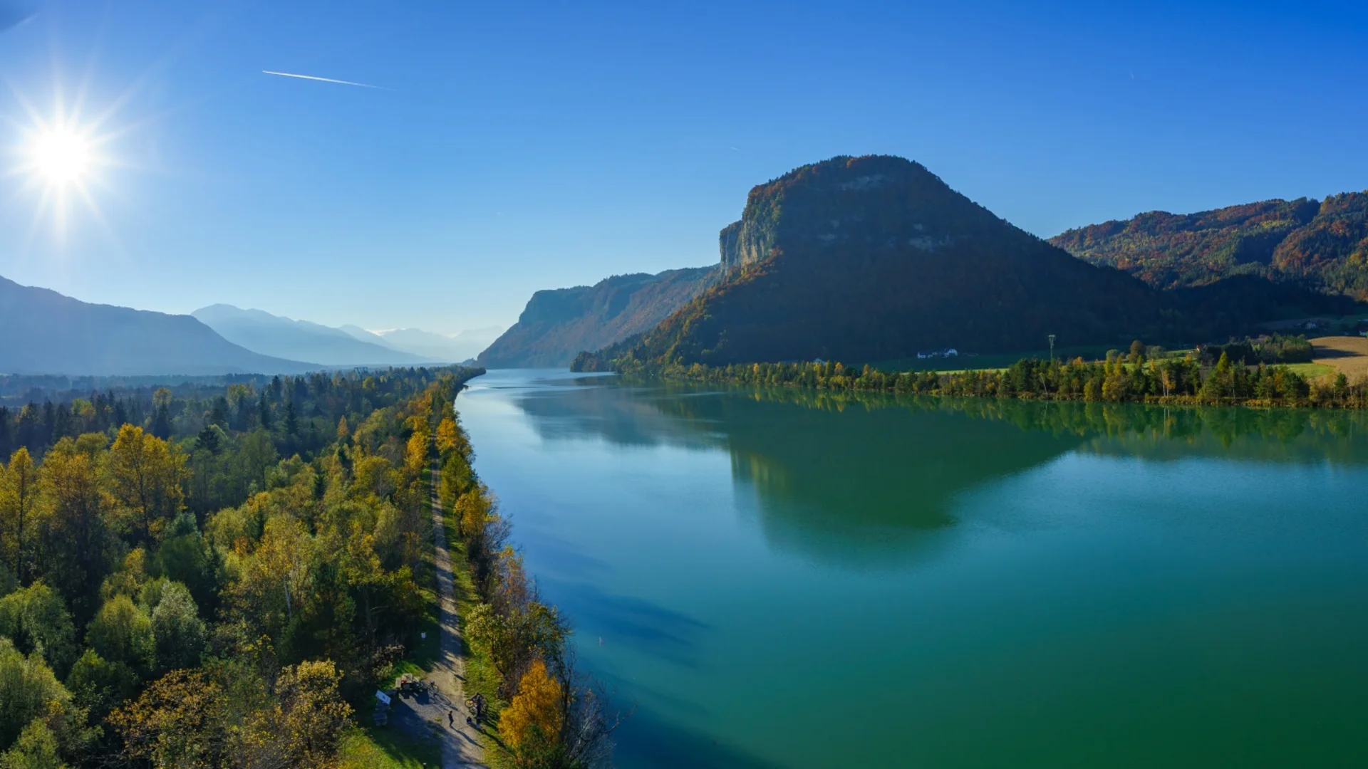 Rivier met bergen en zonnige lucht in de herfst