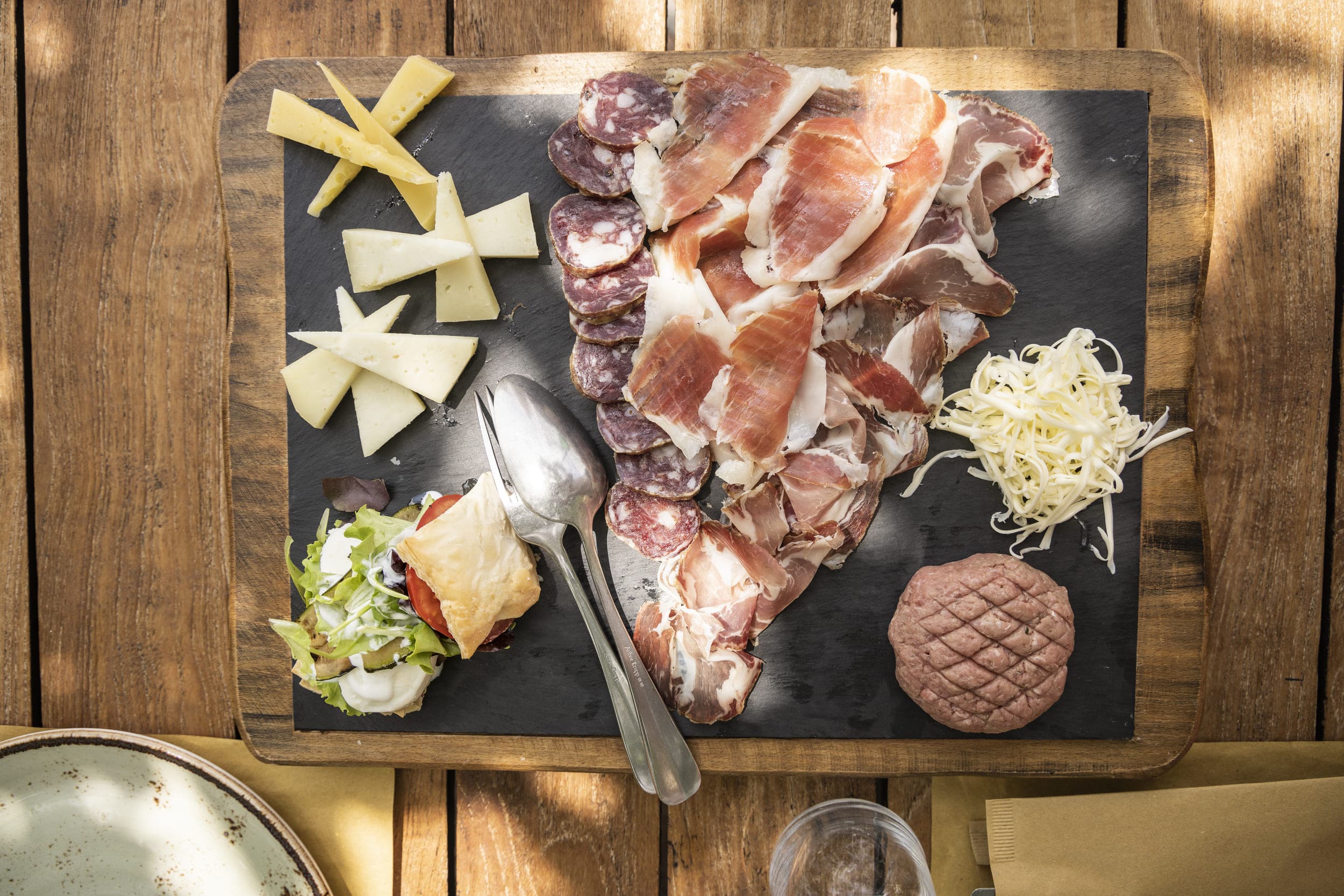 Der Drauradweg: Ein Geheimtipp für Genussradler © Velontour Holzbrett mit verschiedenen Käsesorten, Aufschnitt und Salat