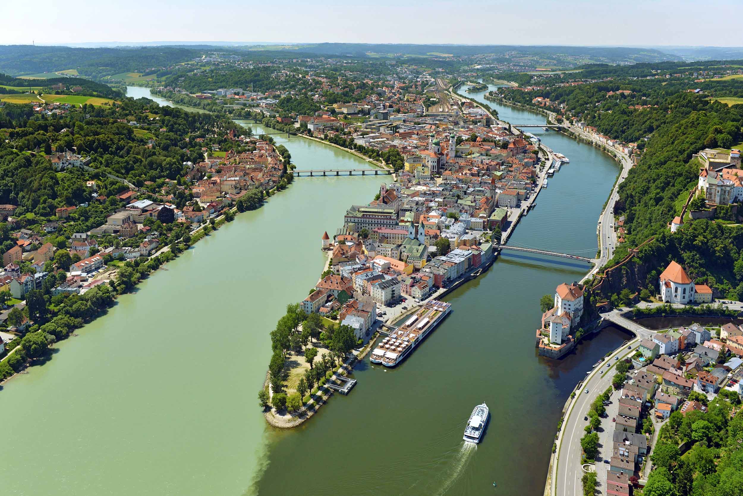 Luftaufnahme von Passau mit Donau, Inn und Ilz Flüssen und einer Schiffsfahrt