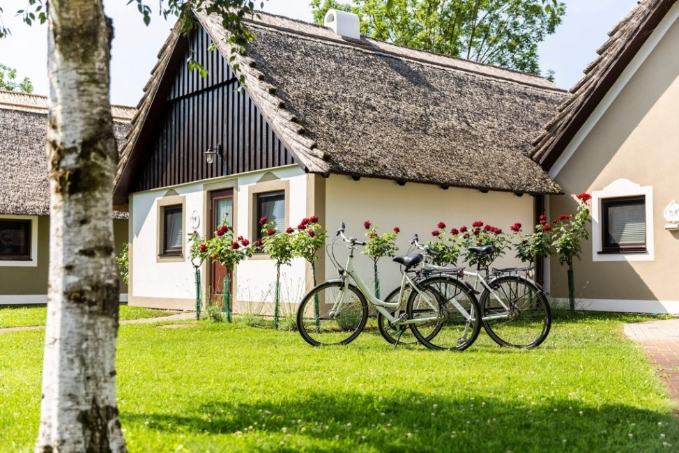 Bungalows mit Fahrrädern © VILA VITA Pannonia