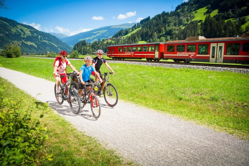 Radfahren Familie © Zillertal Tourismus - Daniel Geiger