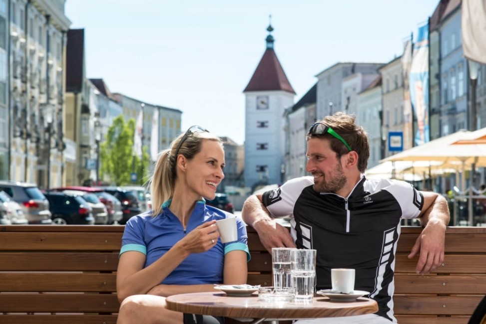 Radfahrer Paar Cafe Stadtplatz © Tourismusverband Region Wels