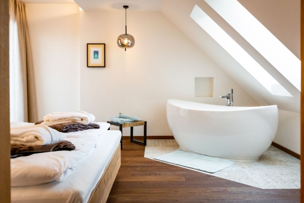 Schlafzimmer mit Badewanne © Laschalt Biohofgut