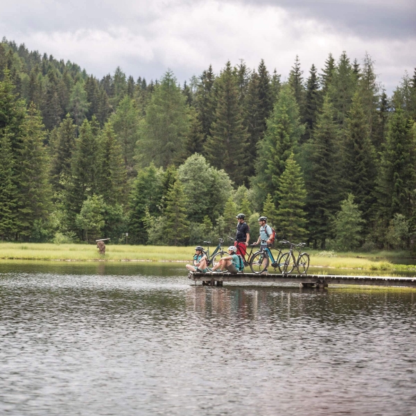 Radfahrer am Naturbadesee Schattensee © Velontour