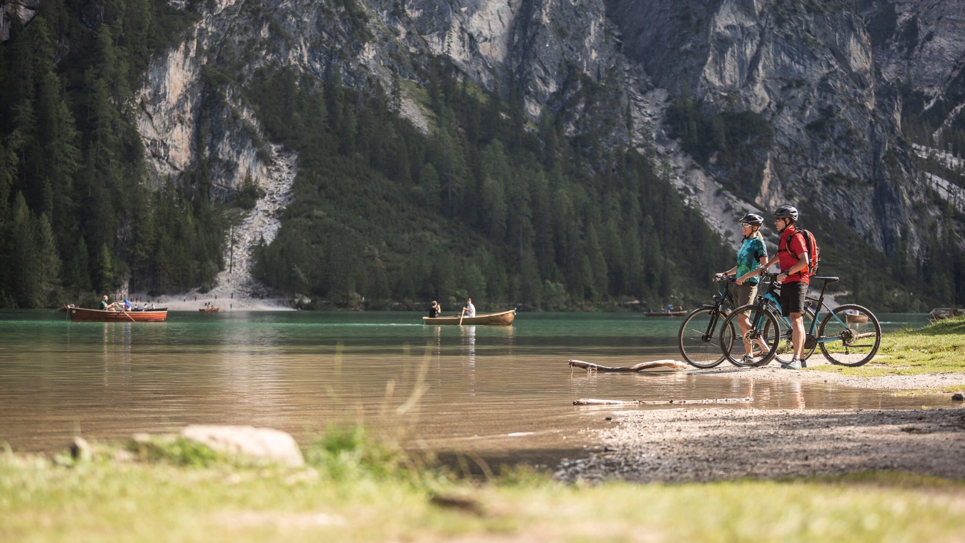 Pause der Radfahrer am See © Velontour