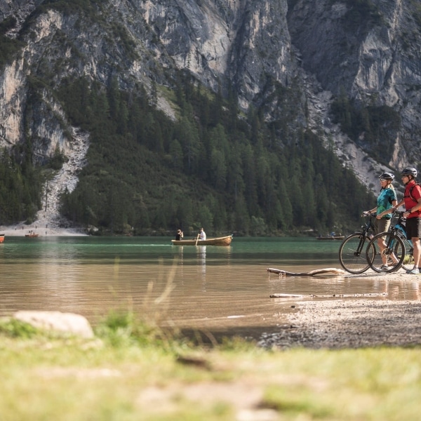 Pause der Radfahrer am See © Velontour
