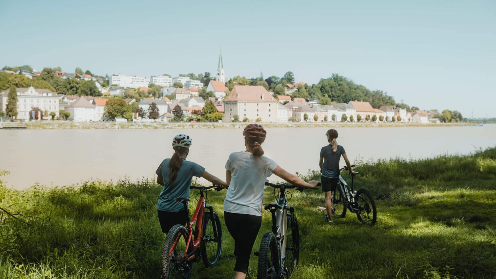 Radfahrerinnen mit Blick auf Mauthausen © WGD Donau Oberösterreich Tourismus GmbH CM Visuals