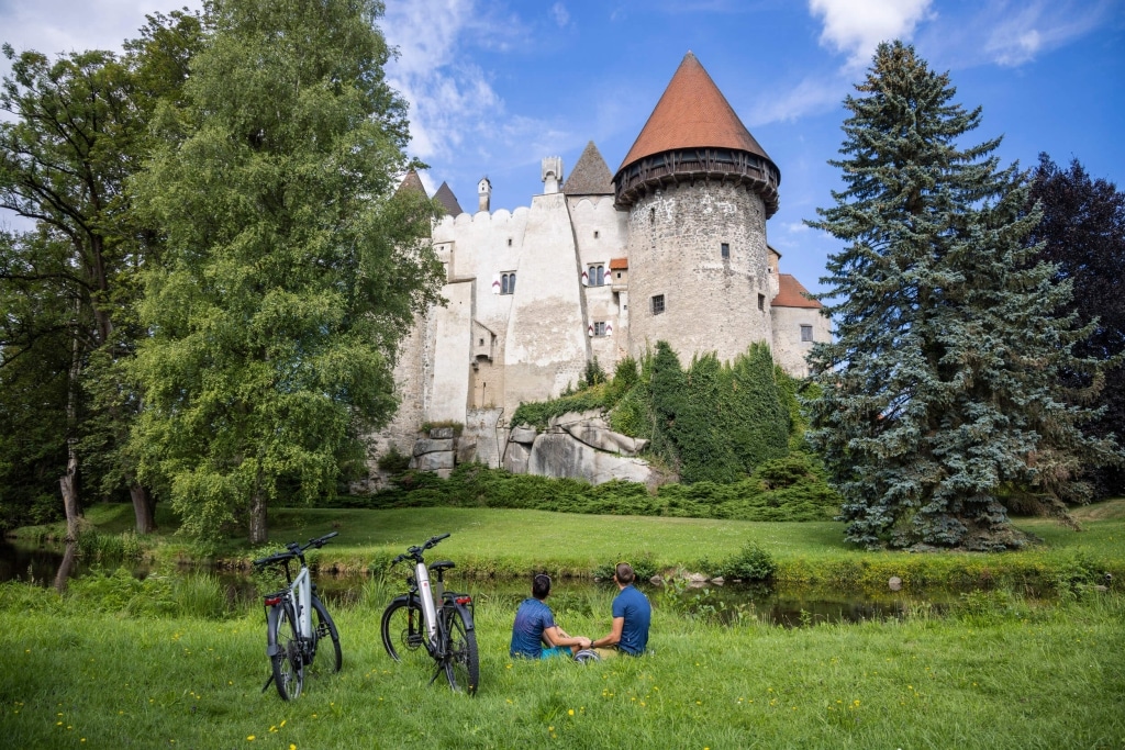 Pause der Radfahrer bei der Burg Heidenreichstein © Velontour