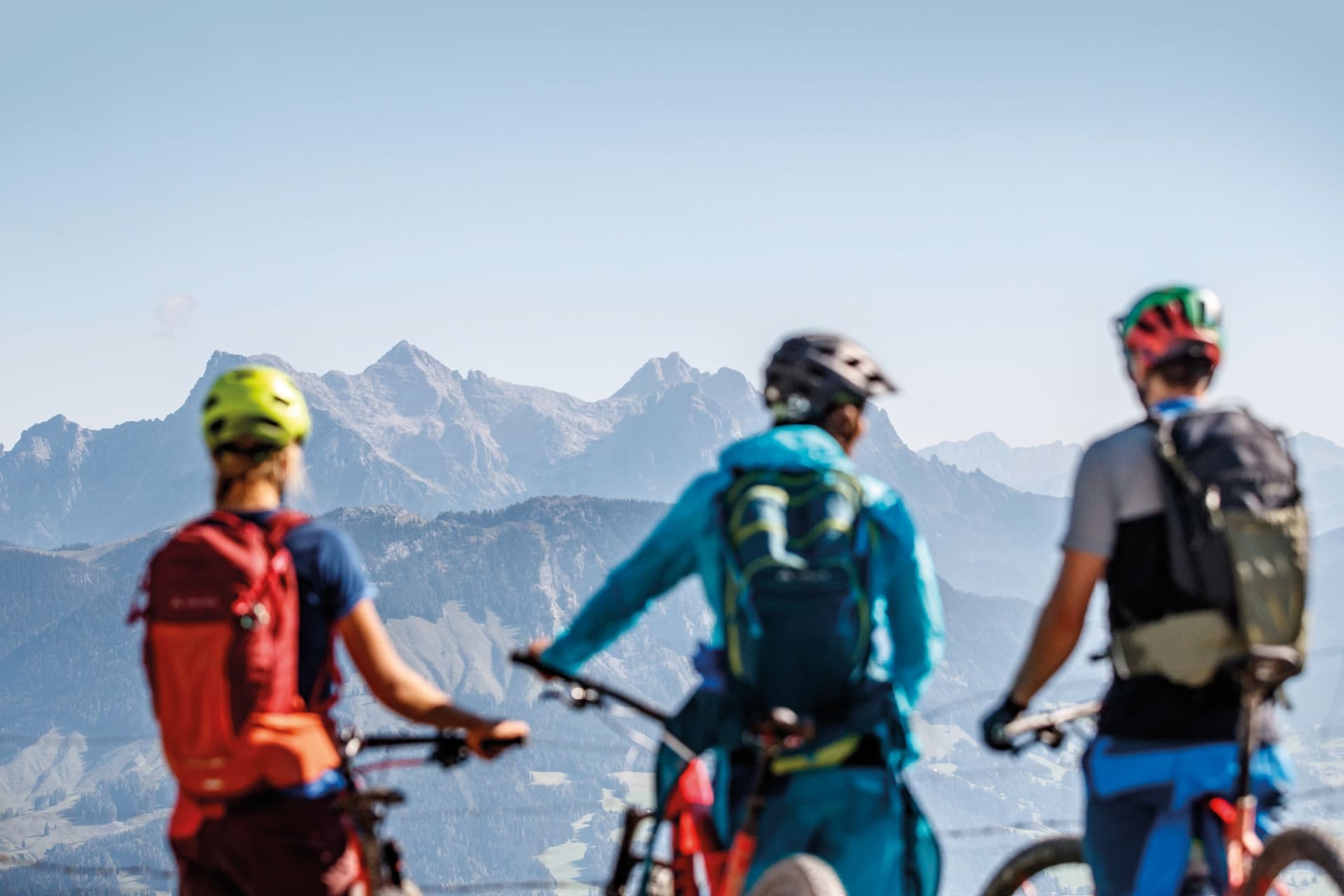 KAT Bike - Kitzbüheler Alpen Mountainbiker genießen Ausblick über Wilder Kaiser - Kitzbüheler Horn und ins Tal-Etappe 4 © Erwin Haiden