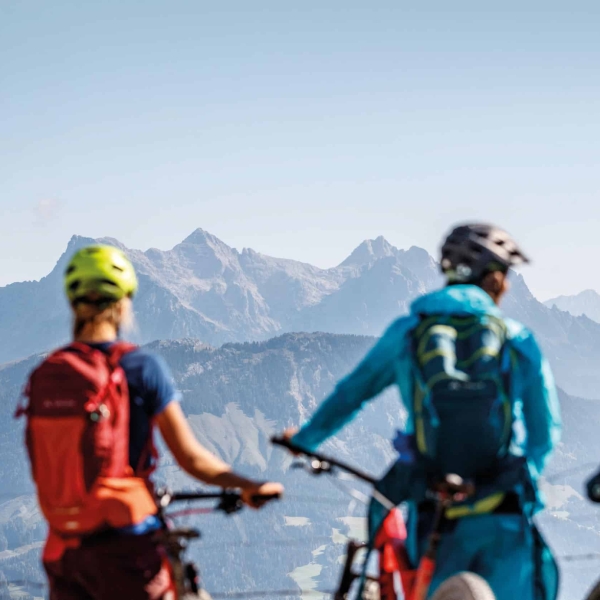 KAT Bike - Kitzbüheler Alpen Mountainbiker genießen Ausblick über Wilder Kaiser - Kitzbüheler Horn und ins Tal-Etappe 4 © Erwin Haiden